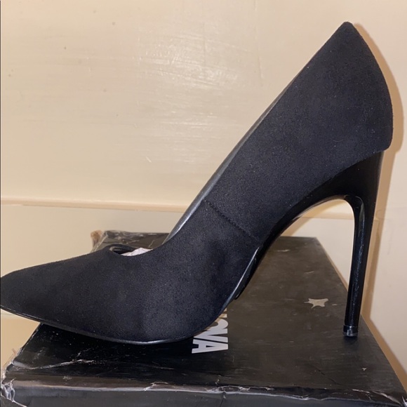 Fashionnova black “stay ready pumps” Style Tatiana. Size 7 never worn. - Picture 3 of 5